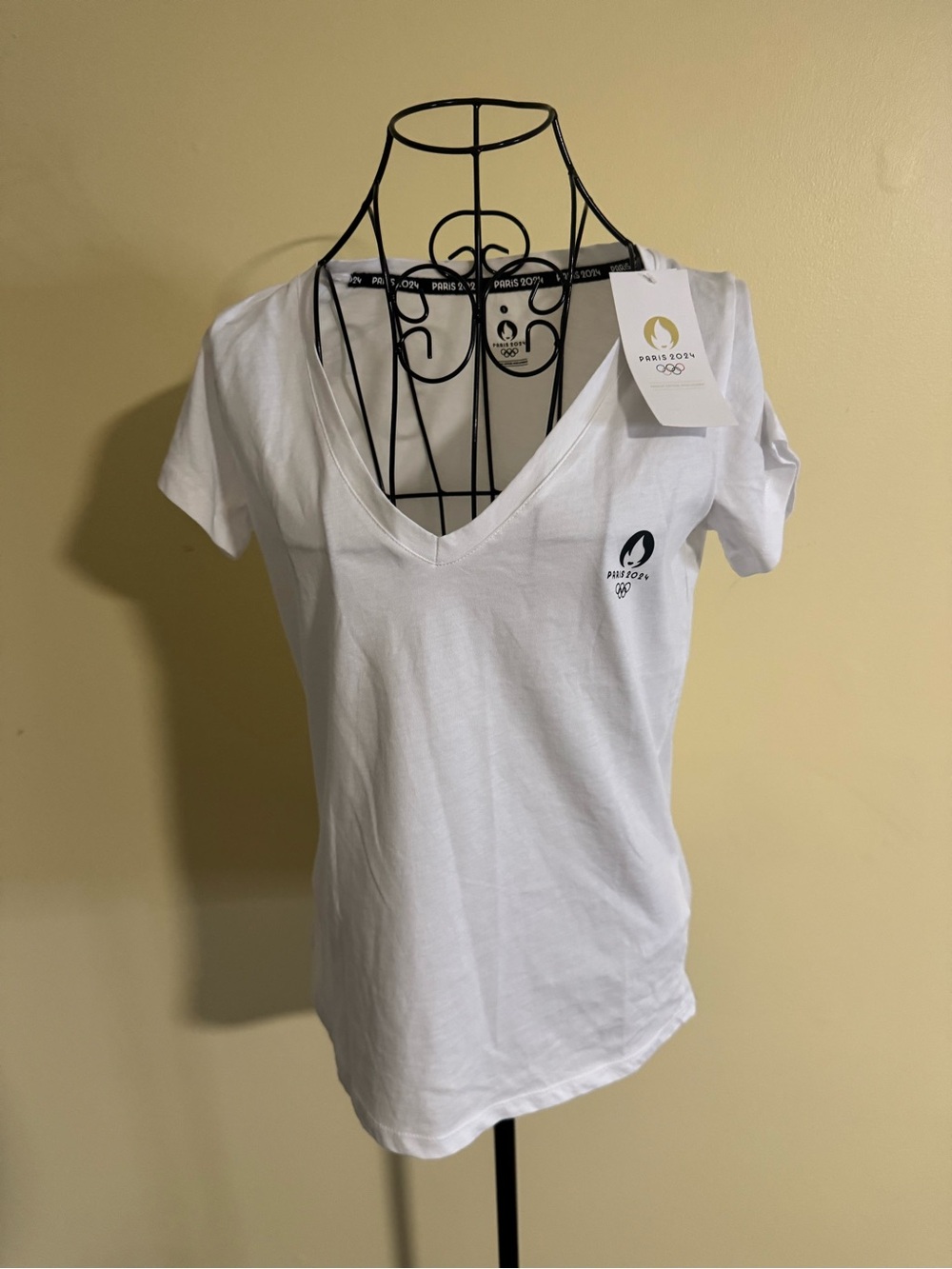 NWT Paris 2024 Femme Blanc Jeux Olympiques Tee Size Small - Picture 2 of 5